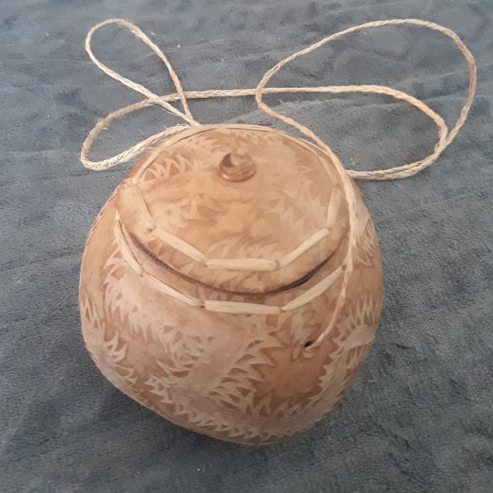 Vintage Carved Tan Gourd Crossbody / 4" Calabash Gourd Pouch with Twine Handle